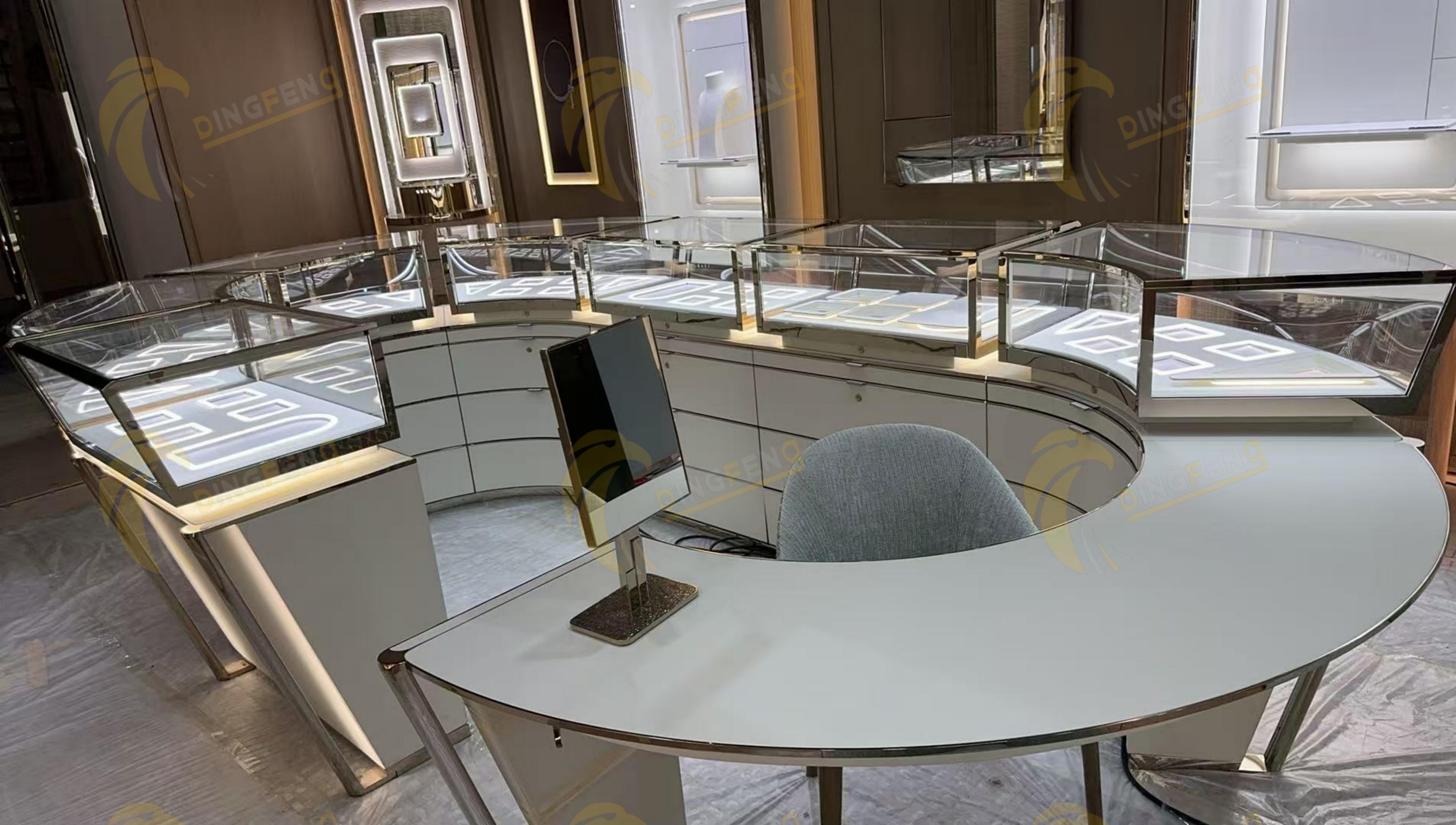 mirror-polished
stainless steel facade